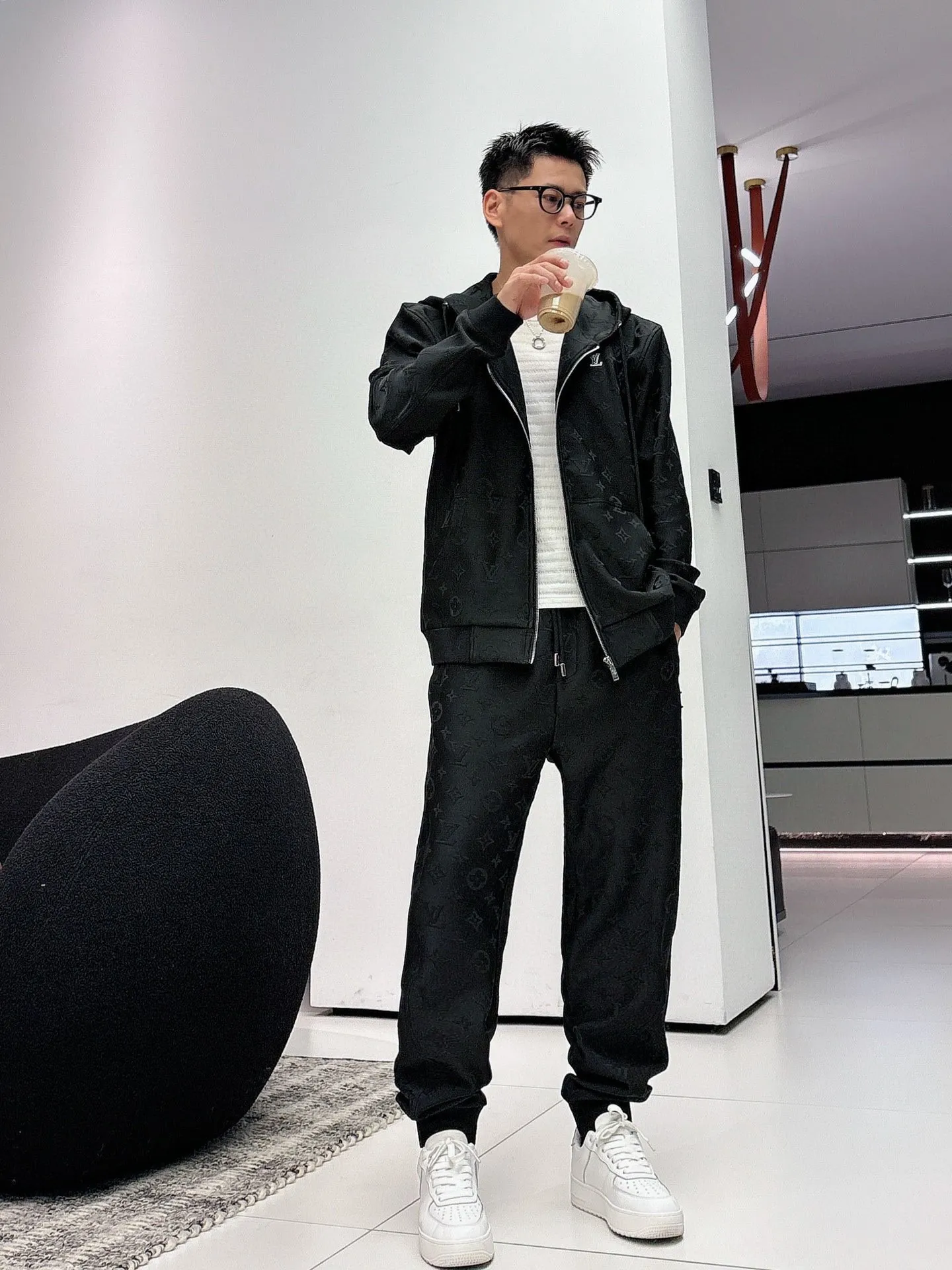 🅿️720 [LV Louis Vuitton] hot-selling suit is coming. Focus on the original version of the official website. 2025 new hot-selling cardigan and sweatshirt suit. The original order is the best. 🇭🇰The meticulous work of top designers. It has a fitting and perfect upper body effect. All-natural high-quality Tencel Roman cotton 100%, close-fitting comfort, noble and elegant! Original hardware embodies elegance and nobility! Counter size: M-3XL (maximum wear up to 190 pounds)